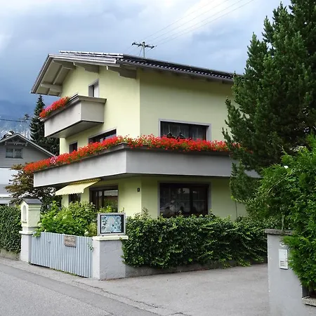 Traudl Singer דירה *